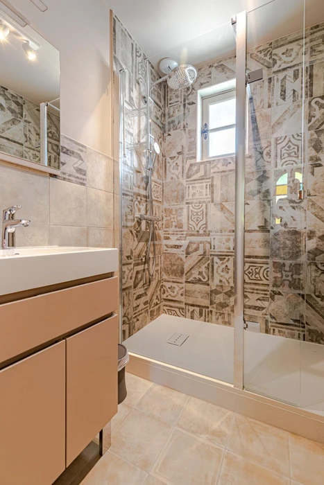 Salle de bains moderne avec douche à l'italienne, cabine vitrée coulissante en verre transparent