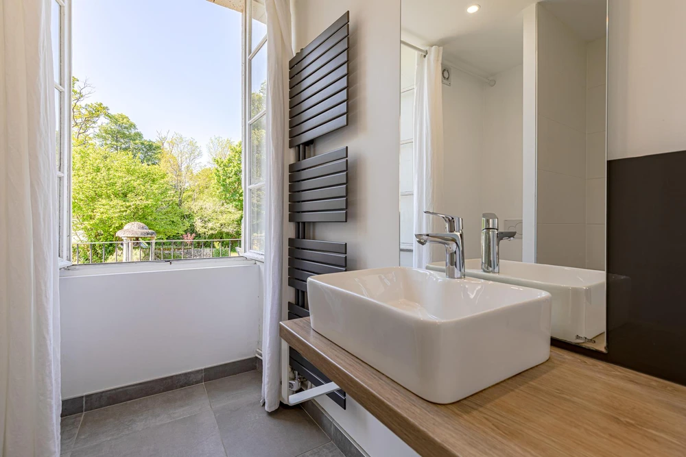 Int&eacute;rieur domestique o&ugrave; un plombier effectue une r&eacute;paration sous un &eacute;vier