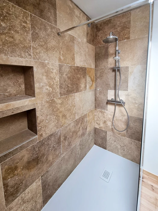 Salle de bains moderne avec douche à l'italienne, paroi en verre transparente, receveur blanc encastré