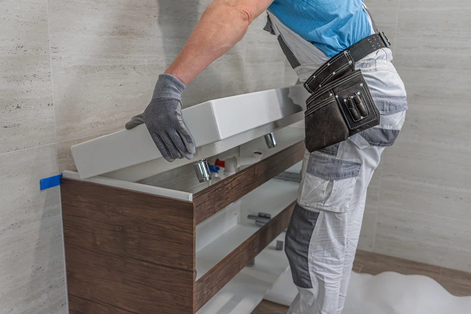 Salle de bain moderne minimaliste avec douche à l'italienne et meuble vasque suspendu en bois clair