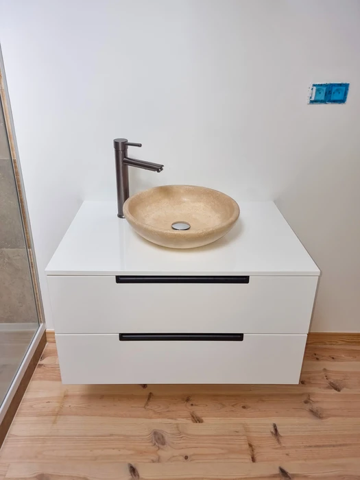 Salle de bains moderne avec douche à l'italienne, cabine vitrée coulissante en verre transparent