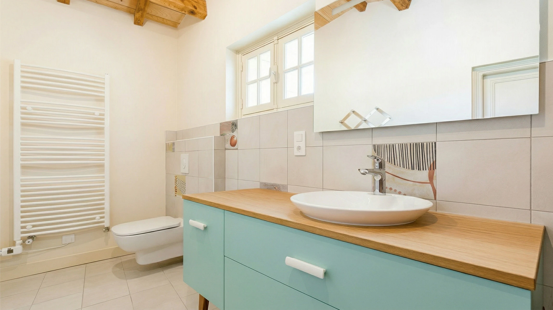 Salle de bain moderne avec douche à l'italienne équipée de parois vitrées et colonne de douche chromée