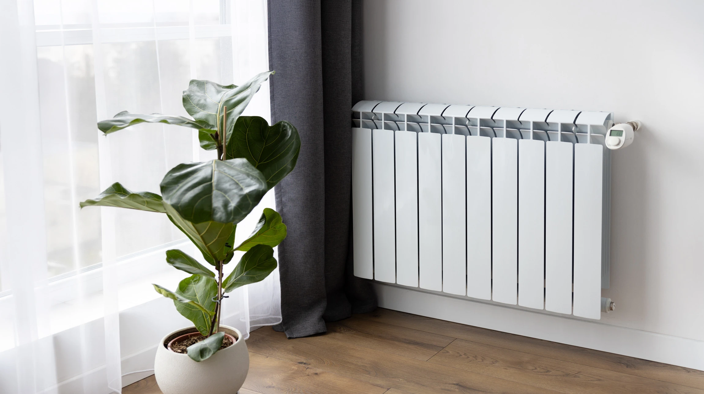 Intérieur résidentiel avec radiateur à panneaux blanc fixé au mur