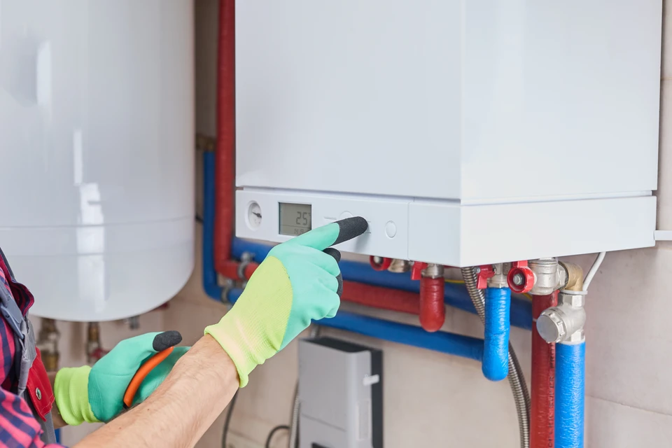 Scène d'atelier industriel en intérieur avec composants électriques sur surface neutre