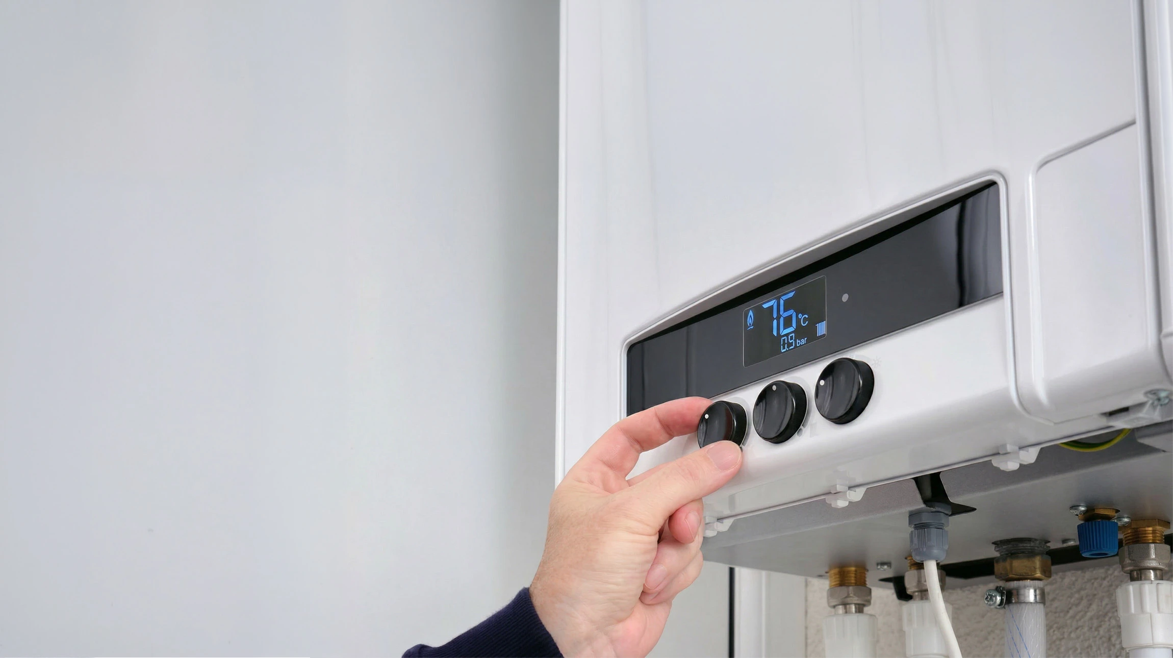 Intérieur de chantier, main gantée installant un robinet thermostatique blanc sur radiateur