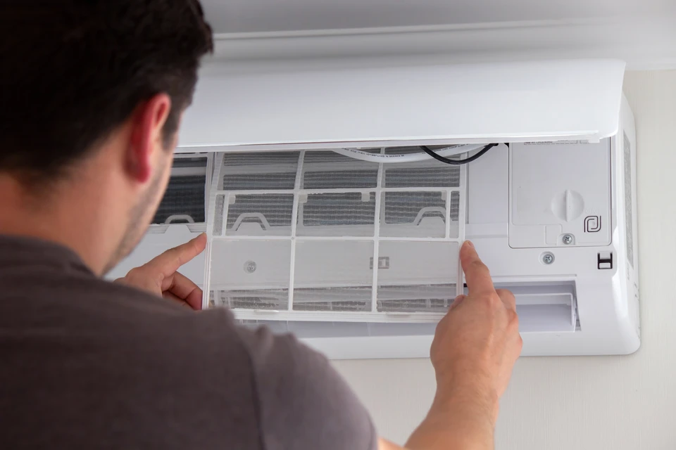 Plombier en action dans un local technique travaillant sur une installation de chauffage